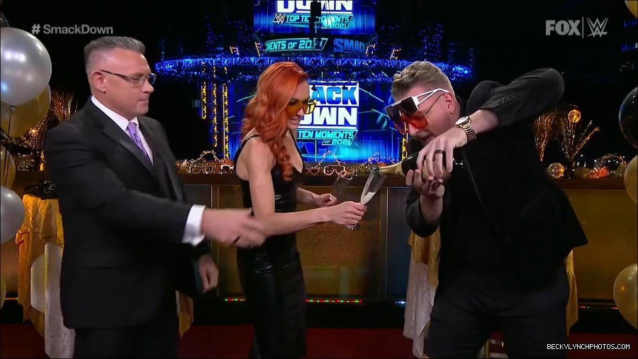 WWE_Friday_Night_SmackDown_2021_12_31_WWE_s_Top_Ten_Moments_Of_2021_720p_HDTV_x264-NWCHD_mp4_005287788.jpg