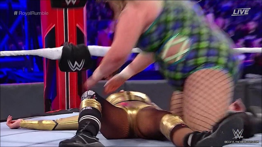 WWE_Royal_Rumble_2022_720p_WEB_h264-HEEL_mp4_007095644.jpg