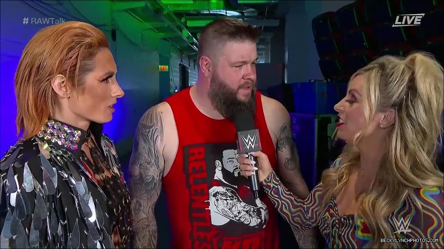 WWE_Raw_Talk_2022_05_30_720p_WEB_h264-HEEL_mp4_000902988.jpg