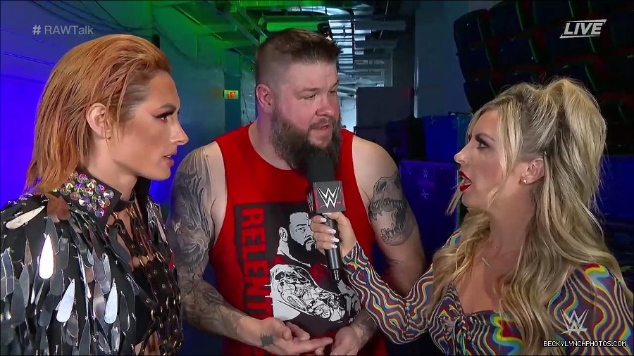 WWE_Raw_Talk_2022_05_30_720p_WEB_h264-HEEL_mp4_000921388.jpg
