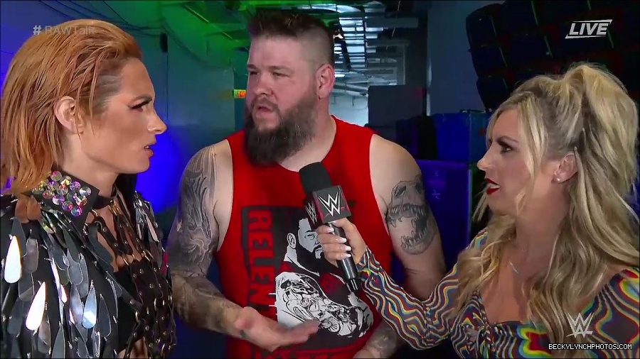 WWE_Raw_Talk_2022_05_30_720p_WEB_h264-HEEL_mp4_000931388.jpg