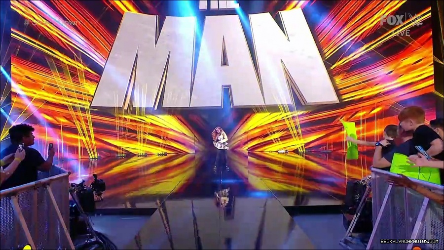 WWE_SmackDown_2021_08_27_720p_WEB_h264-HEEL_mp4_000141524.jpg