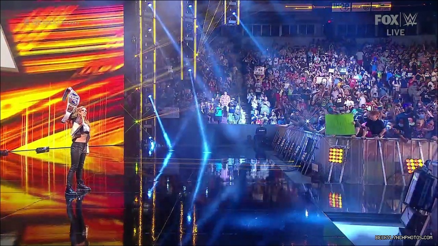 WWE_SmackDown_2021_08_27_720p_WEB_h264-HEEL_mp4_000146896.jpg