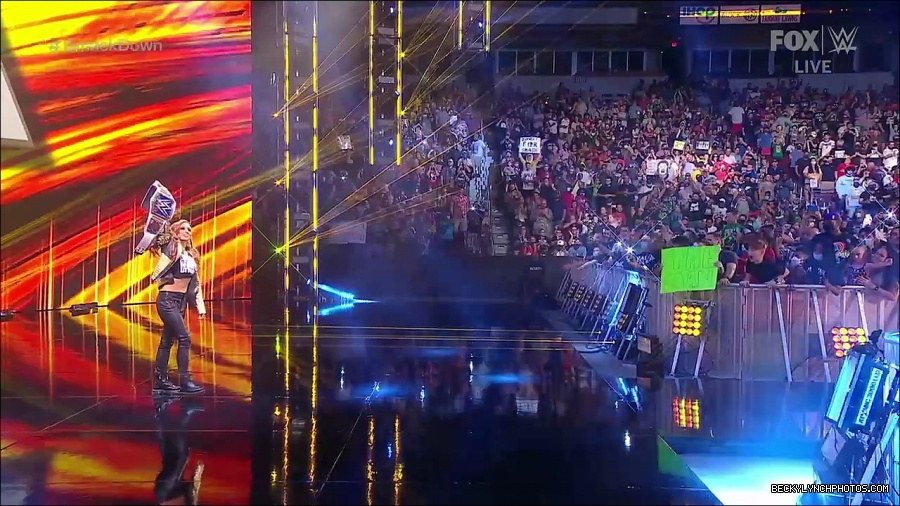 WWE_SmackDown_2021_08_27_720p_WEB_h264-HEEL_mp4_000147497.jpg