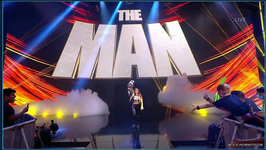WWE_SmackDown_2021_08_27_720p_WEB_h264-HEEL_mp4_000150083.jpg