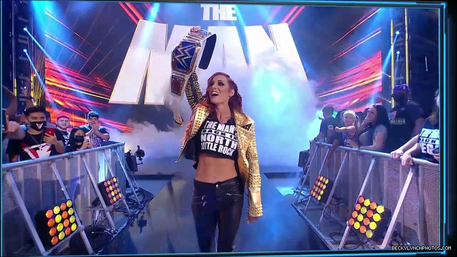 WWE_SmackDown_2021_08_27_720p_WEB_h264-HEEL_mp4_000157524.jpg
