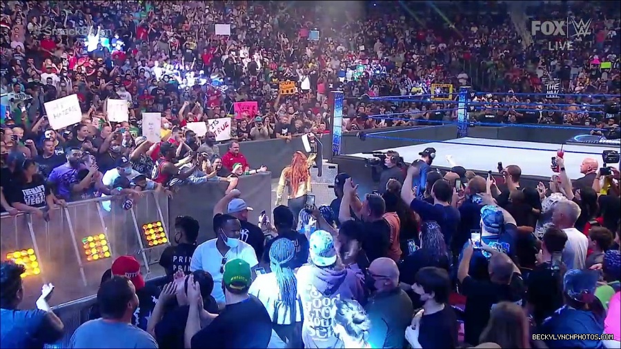 WWE_SmackDown_2021_08_27_720p_WEB_h264-HEEL_mp4_000160210.jpg