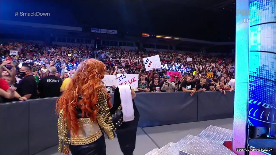 WWE_SmackDown_2021_08_27_720p_WEB_h264-HEEL_mp4_000164280.jpg