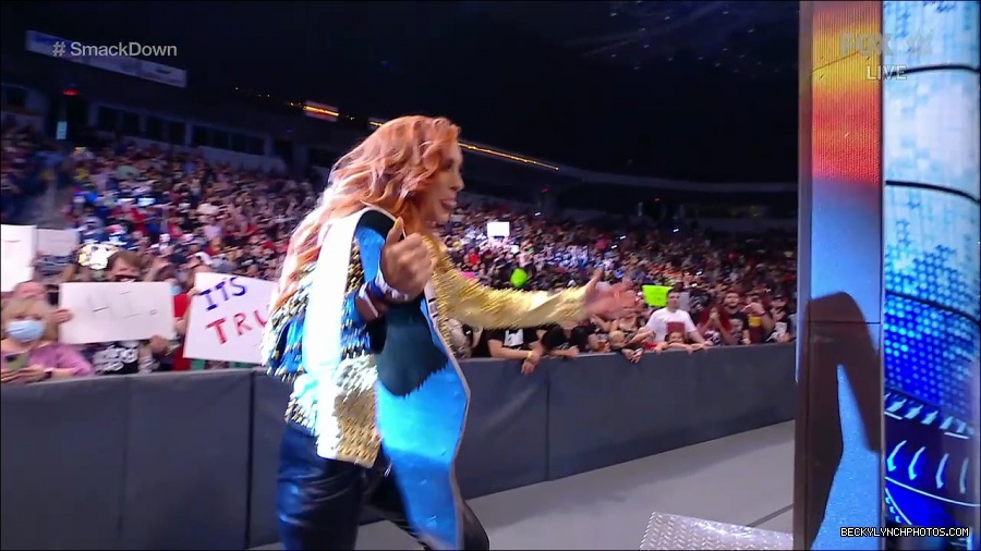WWE_SmackDown_2021_08_27_720p_WEB_h264-HEEL_mp4_000165481.jpg