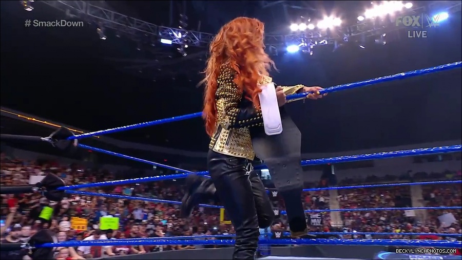 WWE_SmackDown_2021_08_27_720p_WEB_h264-HEEL_mp4_000170503.jpg