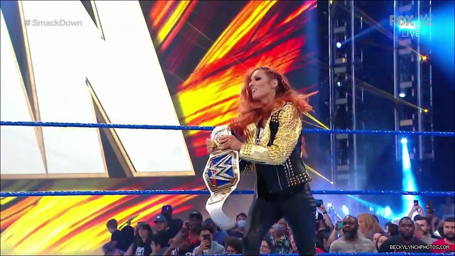 WWE_SmackDown_2021_08_27_720p_WEB_h264-HEEL_mp4_000172272.jpg
