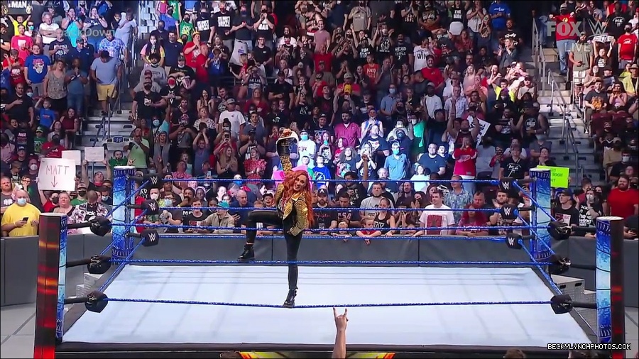 WWE_SmackDown_2021_08_27_720p_WEB_h264-HEEL_mp4_000179212.jpg