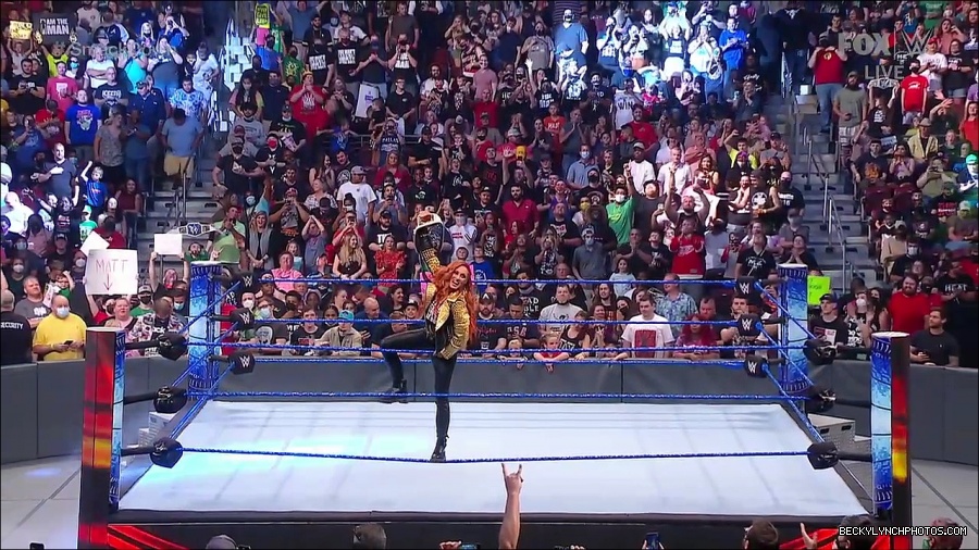 WWE_SmackDown_2021_08_27_720p_WEB_h264-HEEL_mp4_000179863.jpg