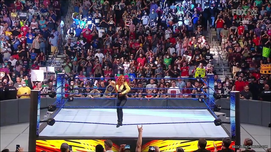 WWE_SmackDown_2021_08_27_720p_WEB_h264-HEEL_mp4_000180530.jpg