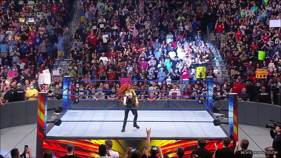 WWE_SmackDown_2021_08_27_720p_WEB_h264-HEEL_mp4_000181197.jpg