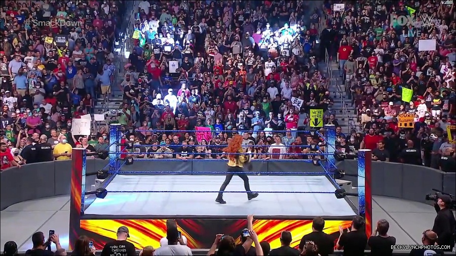 WWE_SmackDown_2021_08_27_720p_WEB_h264-HEEL_mp4_000181848.jpg
