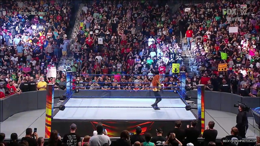 WWE_SmackDown_2021_08_27_720p_WEB_h264-HEEL_mp4_000182649.jpg