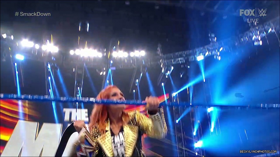 WWE_SmackDown_2021_08_27_720p_WEB_h264-HEEL_mp4_000189355.jpg