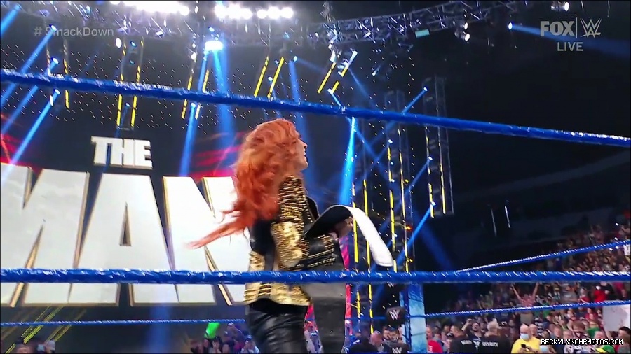 WWE_SmackDown_2021_08_27_720p_WEB_h264-HEEL_mp4_000189989.jpg