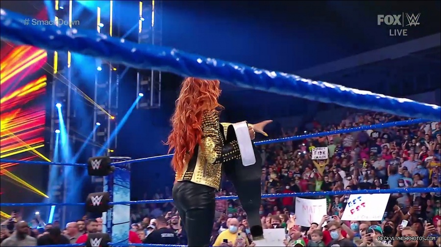 WWE_SmackDown_2021_08_27_720p_WEB_h264-HEEL_mp4_000192075.jpg