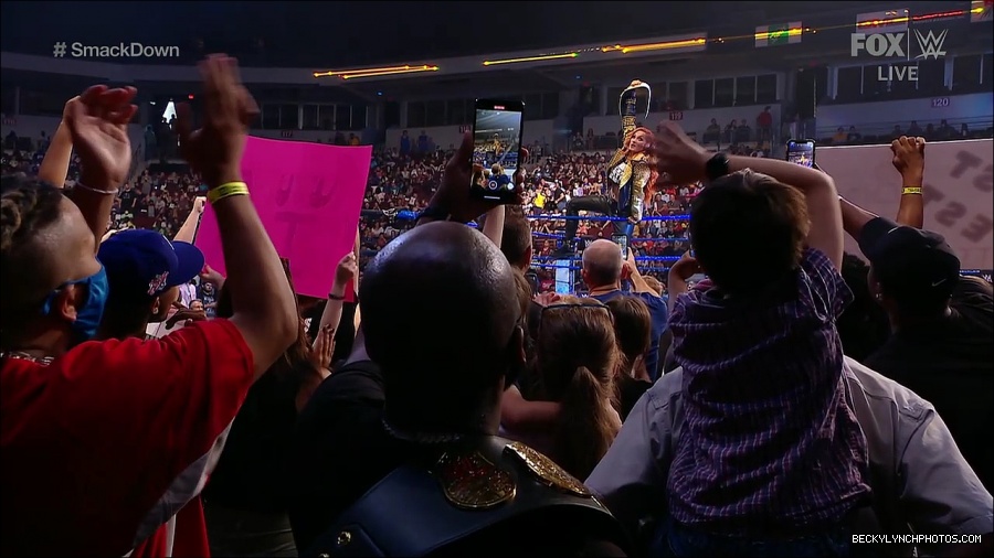 WWE_SmackDown_2021_08_27_720p_WEB_h264-HEEL_mp4_000196312.jpg