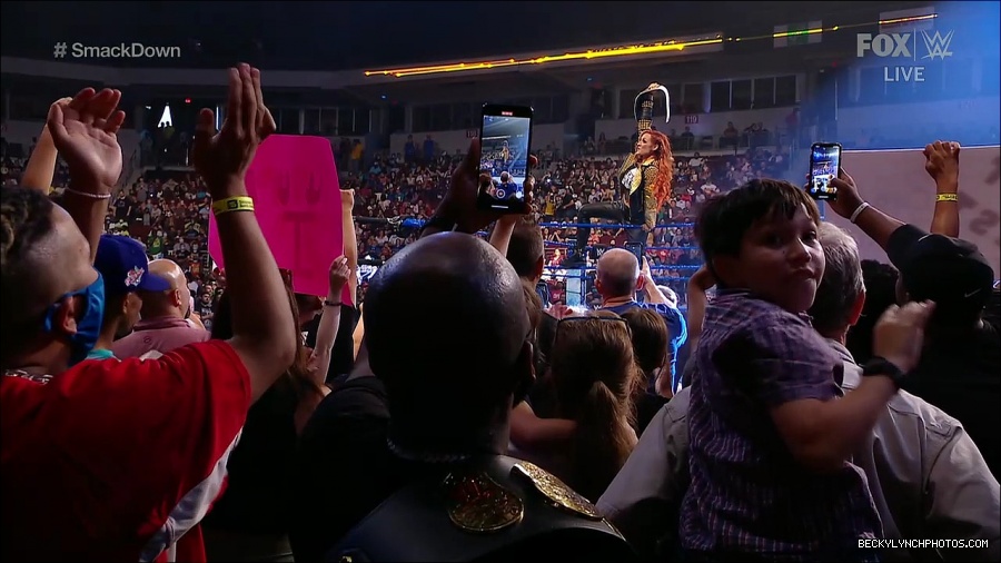 WWE_SmackDown_2021_08_27_720p_WEB_h264-HEEL_mp4_000196946.jpg