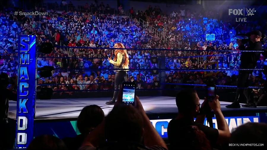 WWE_SmackDown_2021_08_27_720p_WEB_h264-HEEL_mp4_000237453.jpg