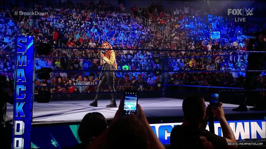 WWE_SmackDown_2021_08_27_720p_WEB_h264-HEEL_mp4_000238121.jpg