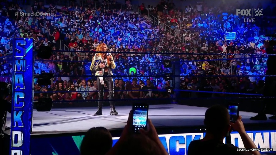 WWE_SmackDown_2021_08_27_720p_WEB_h264-HEEL_mp4_000238788.jpg