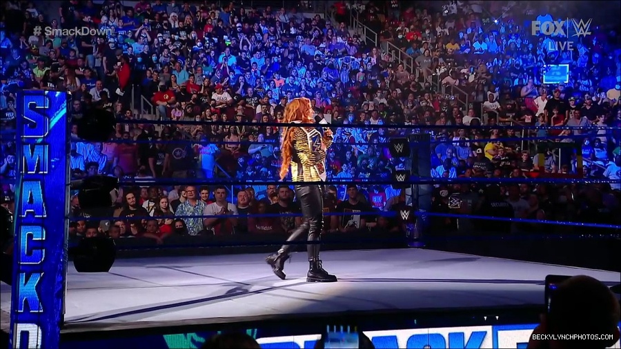 WWE_SmackDown_2021_08_27_720p_WEB_h264-HEEL_mp4_000240139.jpg