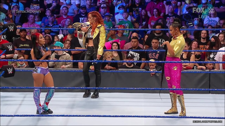 WWE_SmackDown_2021_08_27_720p_WEB_h264-HEEL_mp4_000543159.jpg