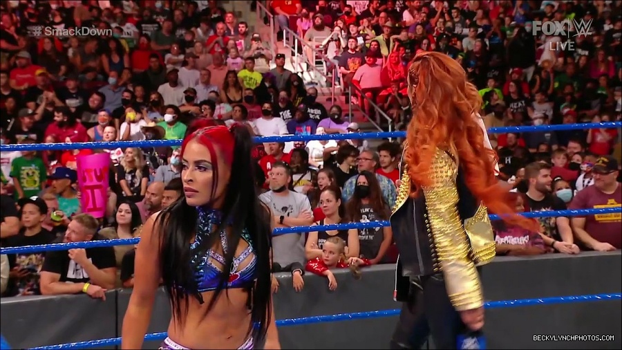 WWE_SmackDown_2021_08_27_720p_WEB_h264-HEEL_mp4_000559208.jpg
