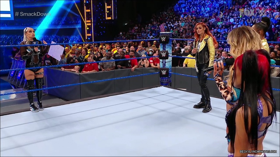 WWE_SmackDown_2021_08_27_720p_WEB_h264-HEEL_mp4_000637269.jpg