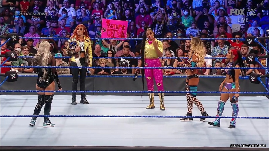 WWE_SmackDown_2021_08_27_720p_WEB_h264-HEEL_mp4_000649031.jpg