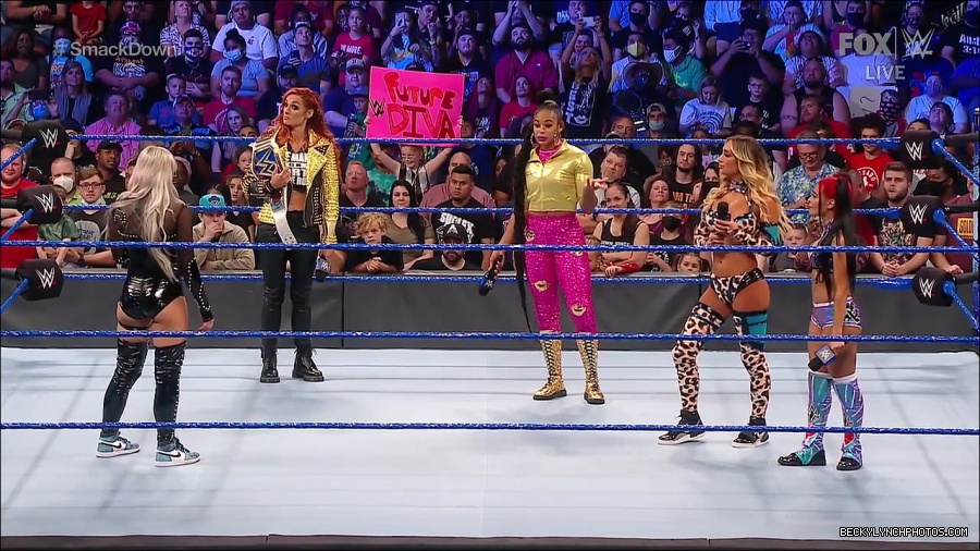 WWE_SmackDown_2021_08_27_720p_WEB_h264-HEEL_mp4_000649598.jpg
