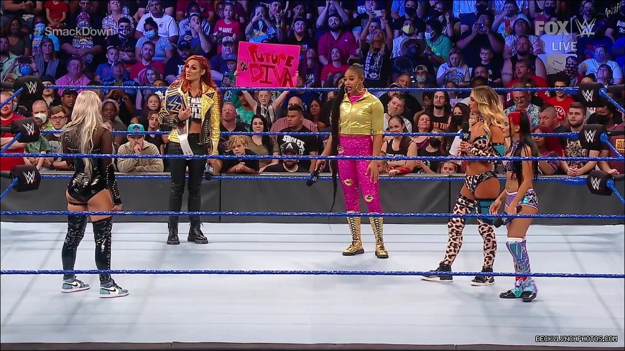 WWE_SmackDown_2021_08_27_720p_WEB_h264-HEEL_mp4_000650182.jpg