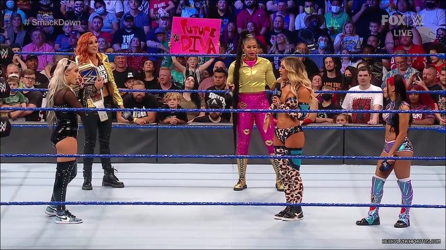 WWE_SmackDown_2021_08_27_720p_WEB_h264-HEEL_mp4_000660826.jpg