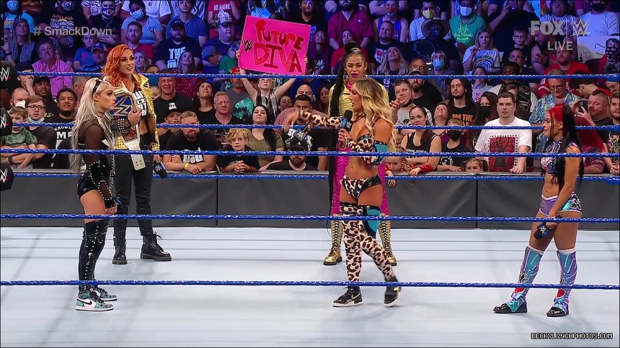 WWE_SmackDown_2021_08_27_720p_WEB_h264-HEEL_mp4_000661994.jpg
