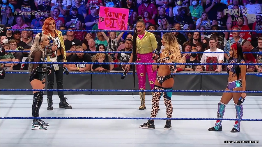 WWE_SmackDown_2021_08_27_720p_WEB_h264-HEEL_mp4_000666716.jpg