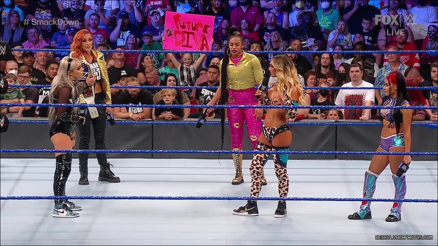 WWE_SmackDown_2021_08_27_720p_WEB_h264-HEEL_mp4_000667400.jpg