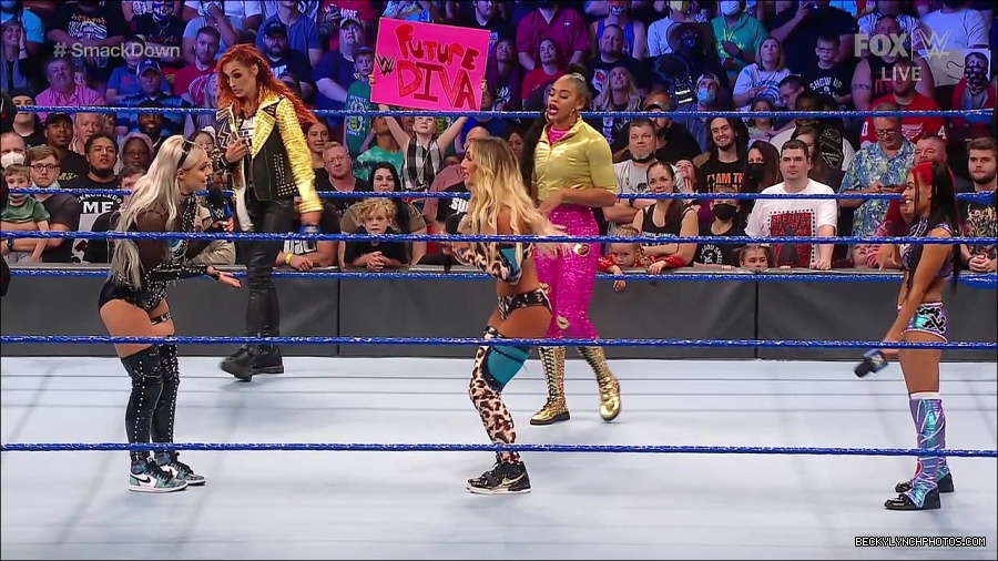 WWE_SmackDown_2021_08_27_720p_WEB_h264-HEEL_mp4_000672588.jpg