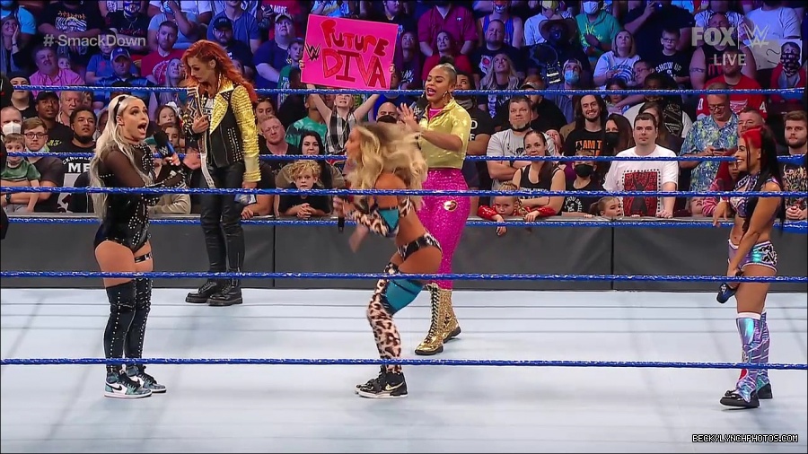 WWE_SmackDown_2021_08_27_720p_WEB_h264-HEEL_mp4_000673155.jpg