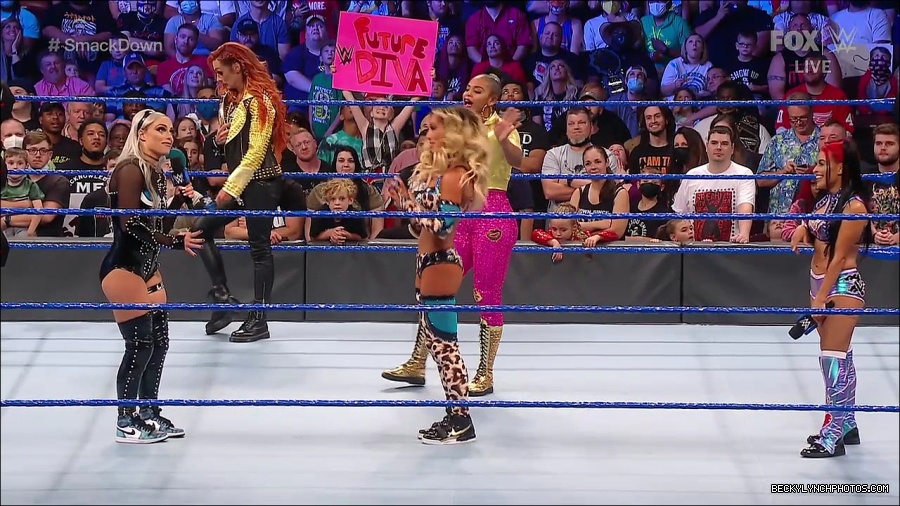 WWE_SmackDown_2021_08_27_720p_WEB_h264-HEEL_mp4_000673706.jpg