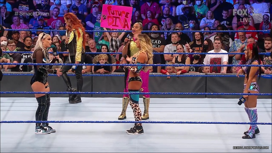 WWE_SmackDown_2021_08_27_720p_WEB_h264-HEEL_mp4_000674206.jpg