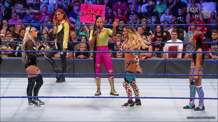 WWE_SmackDown_2021_08_27_720p_WEB_h264-HEEL_mp4_000675157.jpg