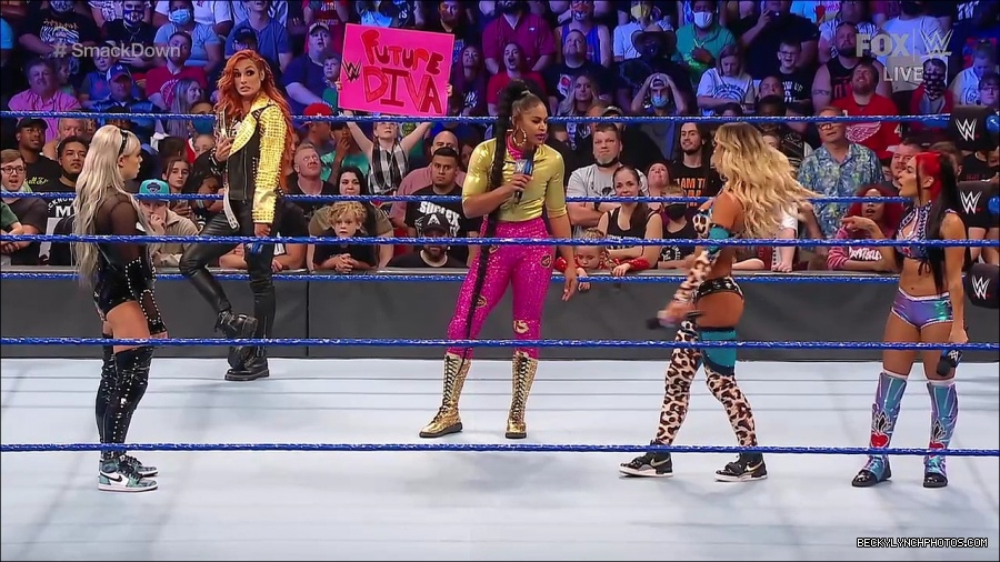 WWE_SmackDown_2021_08_27_720p_WEB_h264-HEEL_mp4_000680329.jpg