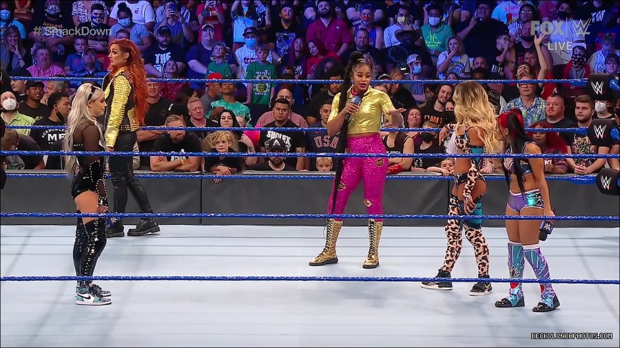 WWE_SmackDown_2021_08_27_720p_WEB_h264-HEEL_mp4_000686936.jpg