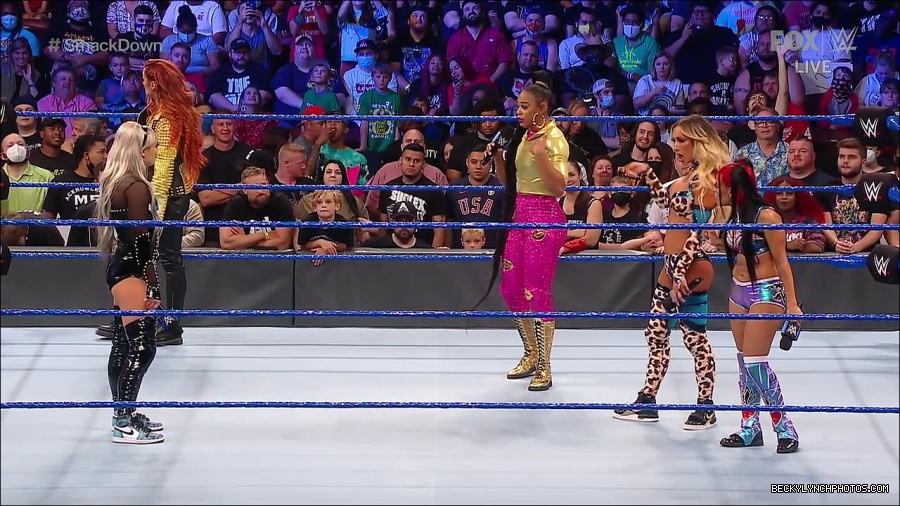 WWE_SmackDown_2021_08_27_720p_WEB_h264-HEEL_mp4_000687520.jpg