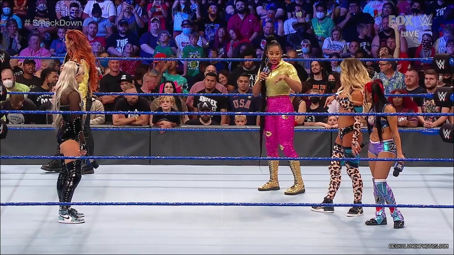 WWE_SmackDown_2021_08_27_720p_WEB_h264-HEEL_mp4_000688220.jpg