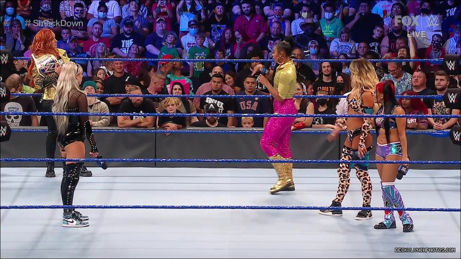 WWE_SmackDown_2021_08_27_720p_WEB_h264-HEEL_mp4_000689422.jpg